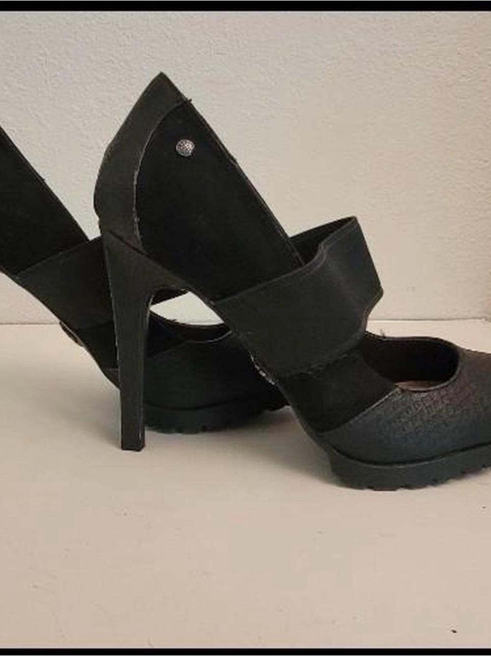 Vera Wang Black Pointed Toe Strap Heels Size 8